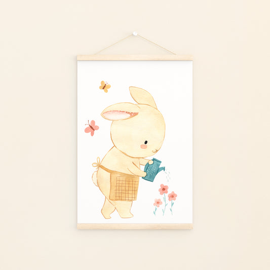 Poster Hase im Garten A4 & A3: Aquarell Hase gießt Blumen. Perfekt als fröhliche Kinderzimmerdeko oder Geschenk, auf hochwertigem Naturpapier gedruckt. An Bildleiste