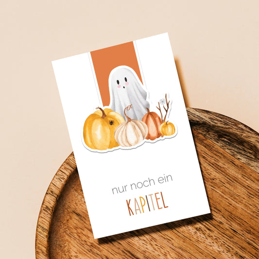 Magnetisches Lesezeichen Halloween mit handgemaltem Motiv: Geist und Kürbisse auf weißer Karte. Perfekt für Bücherliebhaber, auf hochwertigem Papier, vinylversiegelt.