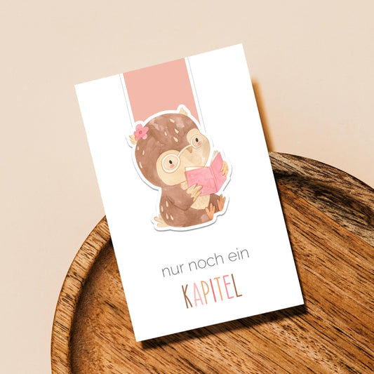 Magnetisches Lesezeichen Eule auf Holztablett mit einer handgemalten Eule, die ein Buch liest. Perfekt für Buchliebhaberinnen.