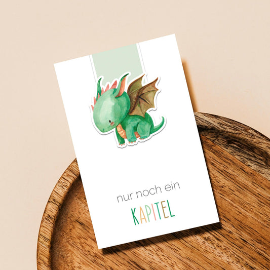 Magnetisches Lesezeichen Drache, handgemalt auf hochwertigem Papier, versiegelt mit Vinyl. Mit Magneten für sicheren Halt an Buchseiten, ca. 6 x 4 cm groß. Präsentiert auf Holztablett.