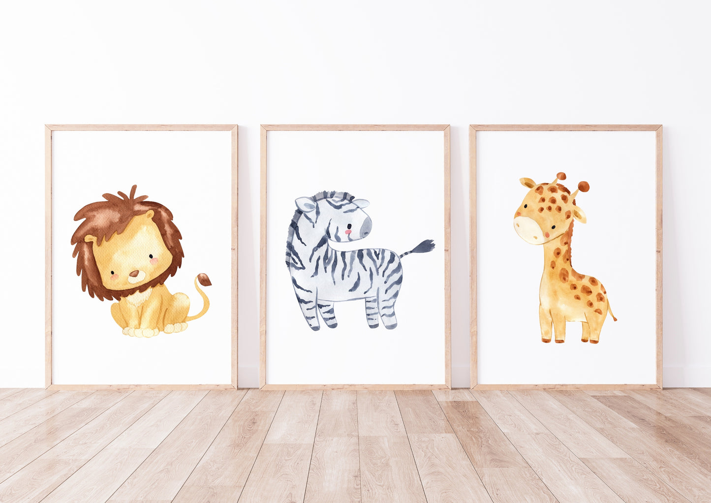 Posterset Safari Zebra, Löwe, Giraffe A4 & A3 mit gerahmten Aquarellbildern von Tieren, ideal für Kinderzimmer-Dekoration.