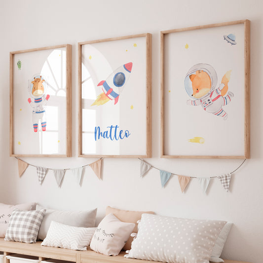 Personalisiertes Namensposter 3er Set: Astronauten A4 & A3 zeigt Cartoon-Giraffe, Rakete mit Matteo und Fuchs in Astronautenanzug, ideal für Kinderzimmer.