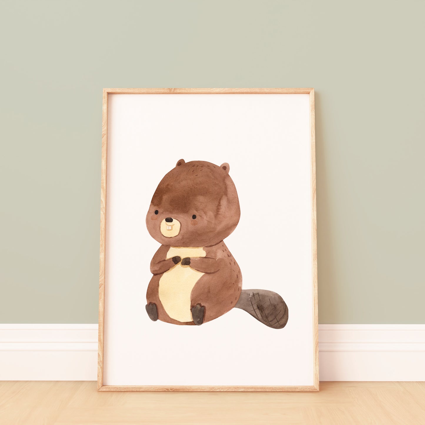 Poster Biber A3 & A4: Ein liebevoll illustriertes Kinderzimmerposter mit einem fröhlichen Biber in Aquarell, gedruckt auf hochwertigem, mattem Naturpapier. Gerahmt an bunter Wand