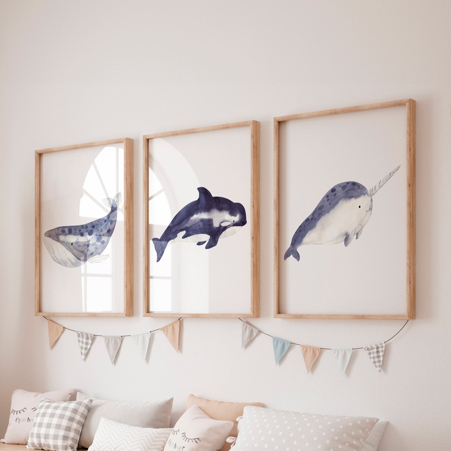 Posterset Wale A4 & A3: Drei Aquarellbilder mit Walen darunter ein Narwal und Orca an der Wand, perfekte Kinderzimmerdeko auf hochwertigem, mattem Naturpapier. Ideal als Geschenk.