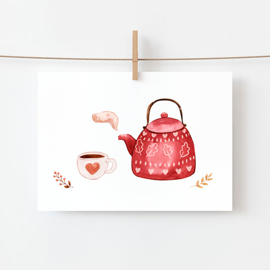 Aquarellprint Karte Tea Time A6: rote Teekanne mit Herzen, dampfende Teetasse, dekorative Blätter und Beeren, an einer Schnur mit Holzklammer befestigt.