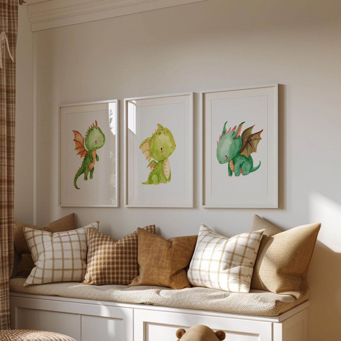 Posterset Baby-Drachen A3 & A4: Kinderzimmer mit Bank, Drachenbilder und Kissen als Dekoration. Ideal für fantasievolle Kinderzimmergestaltung und als Geschenk.