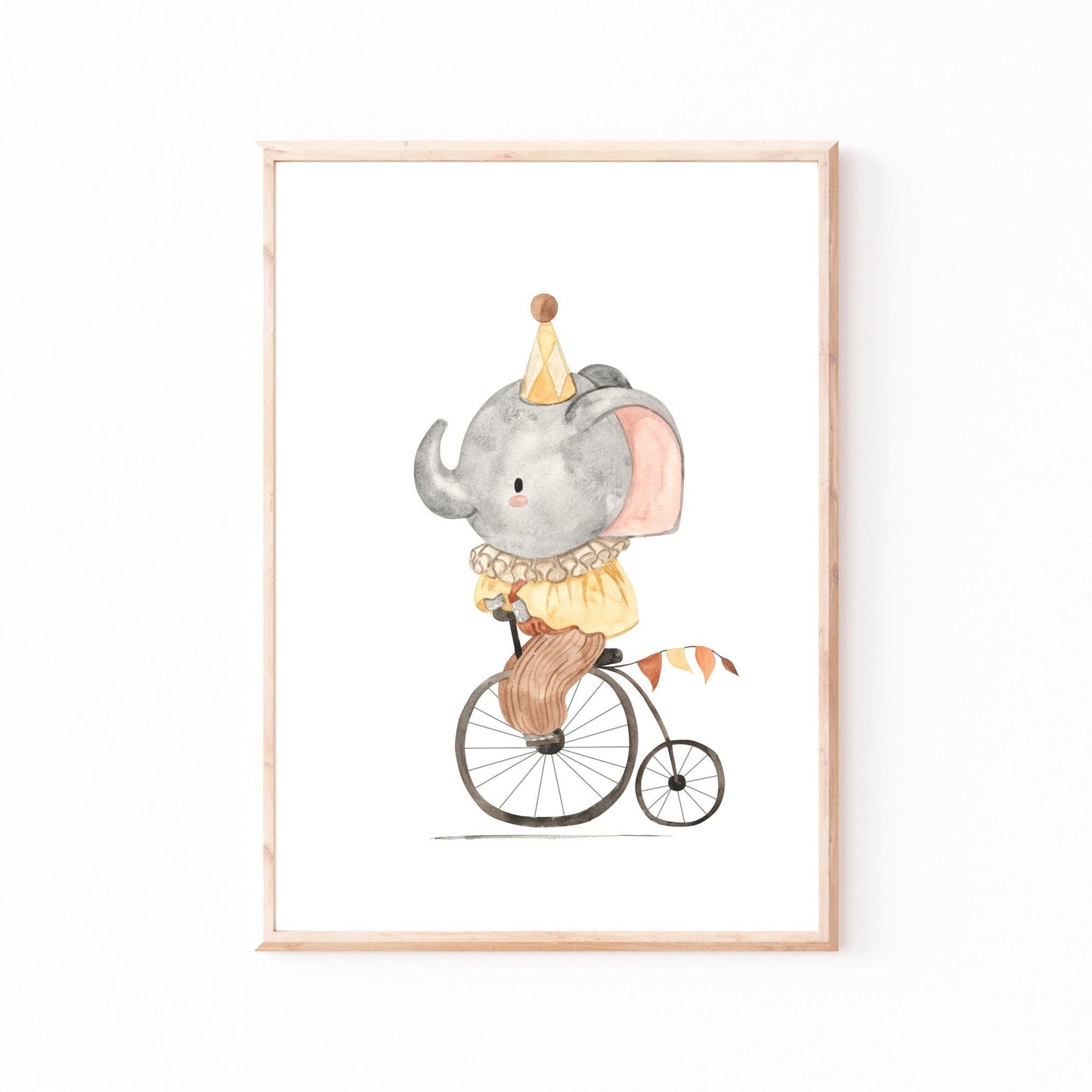 Posterset Zirkus A3 & A4: Ein Aquarellposter zeigt einen Elefanten auf einem Fahrrad, Teil eines zauberhaften Zirkus-Poster-Sets für Kinderzimmer.