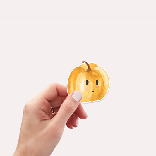 Hand hält Kürbis-Sticker aus Vinyl, handgemalt und langlebig, ideal zum Dekorieren von Bullet Journals, Laptops oder Handyhüllen. Größe ca. 6 x 5 cm.