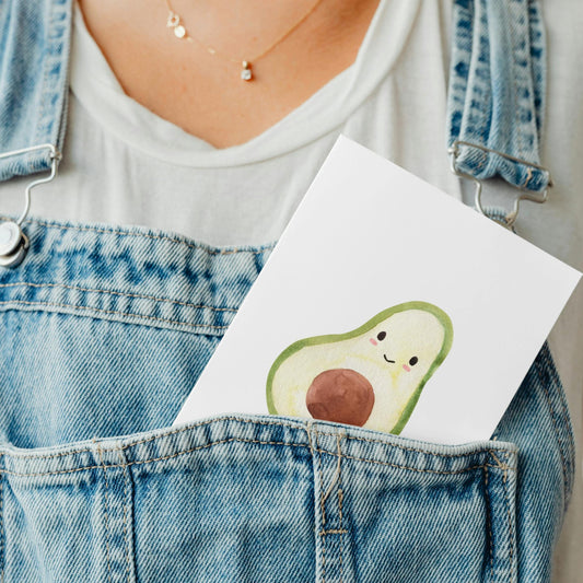Postkarte Avocado A6 aus hochwertigem, mattem Naturpapier. Ideal für Grüße, Glückwünsche oder Schwangerschaftsmitteilungen. Rückseite beschreibbar, ohne Dekoration. Größe A6.