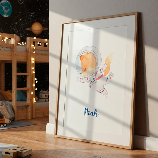 Personalisiertes Geburtsposter Astronaut mit Fuchs im Raumanzug, das in einem Kinderzimmer mit Weltraum-Motiv und Holz-Etagenbett dekorativ platziert ist.