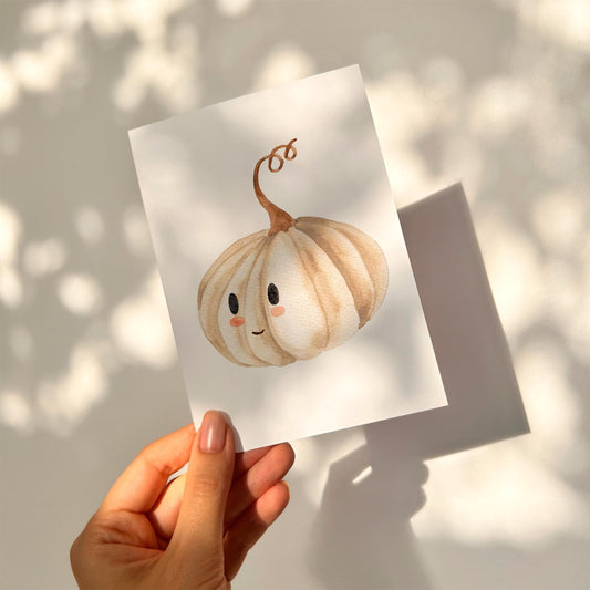 Hand hält Karte aus dem Postkarten Set Kürbis A6 mit aquarelliertem Kürbisgesicht und Ranken, perfekt für herbstliche Grüße oder Dekoration.