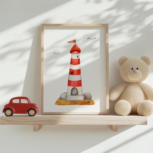 Leuchtturm Poster im Holzrahmen auf Regal, neben rotem Spielzeugauto und beigem Teddybär, in sonnendurchflutetem Raum, ideal für skandinavische Kinderzimmer.