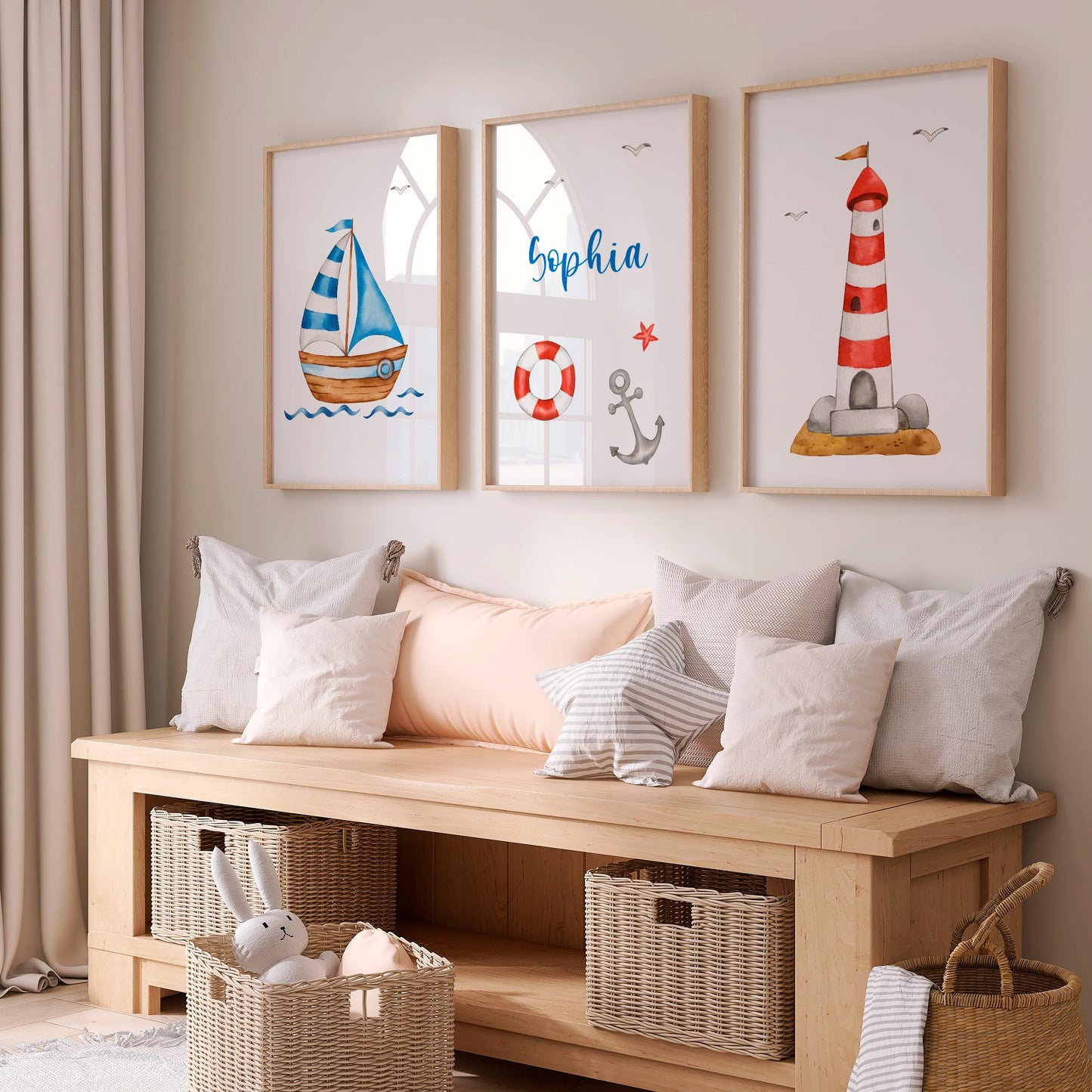 Namensposter personalisiert im 3er Set: Segelboot, Leuchtturm und Name Sophia mit Anker. Ideal für skandinavische Kinderzimmer, inklusive weicher Kissen und Aufbewahrungskörben.
