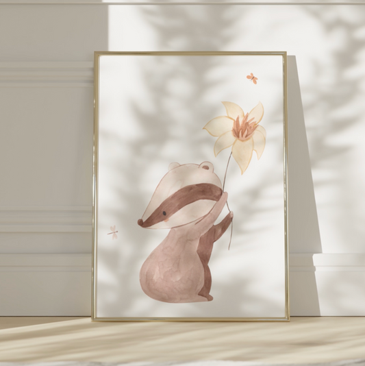 Person hält Poster Dachs A4 & A3: Aquarell-Dachs, der eine Blume hält, ideal für das Kinderzimmer, auf hochwertigem, mattem Naturpapier gedruckt. Video