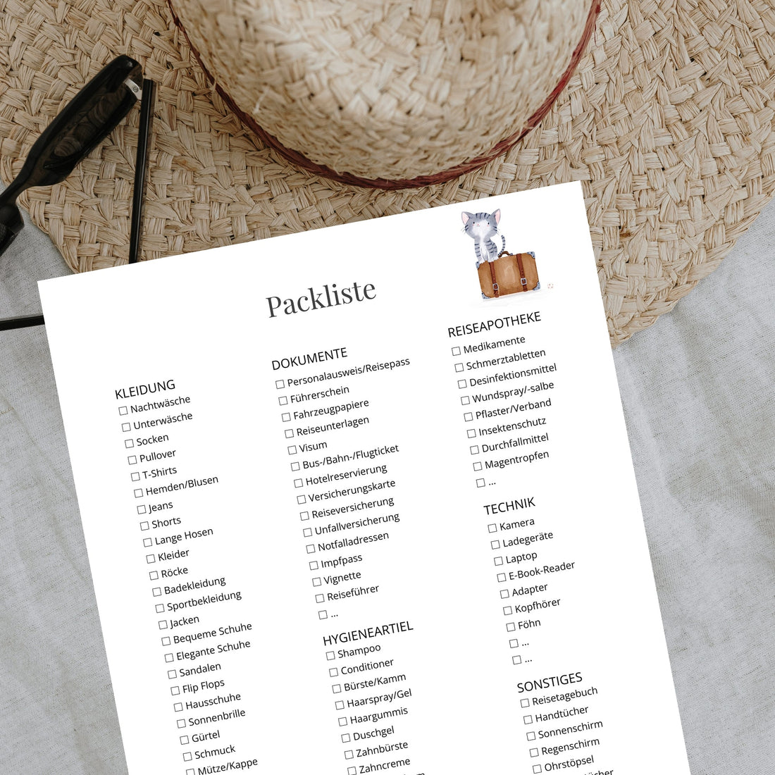 Gratis Packliste zum kostenlosen Download liegt auf einem Sonnenhut mit einer Sonnenbrille daneben.