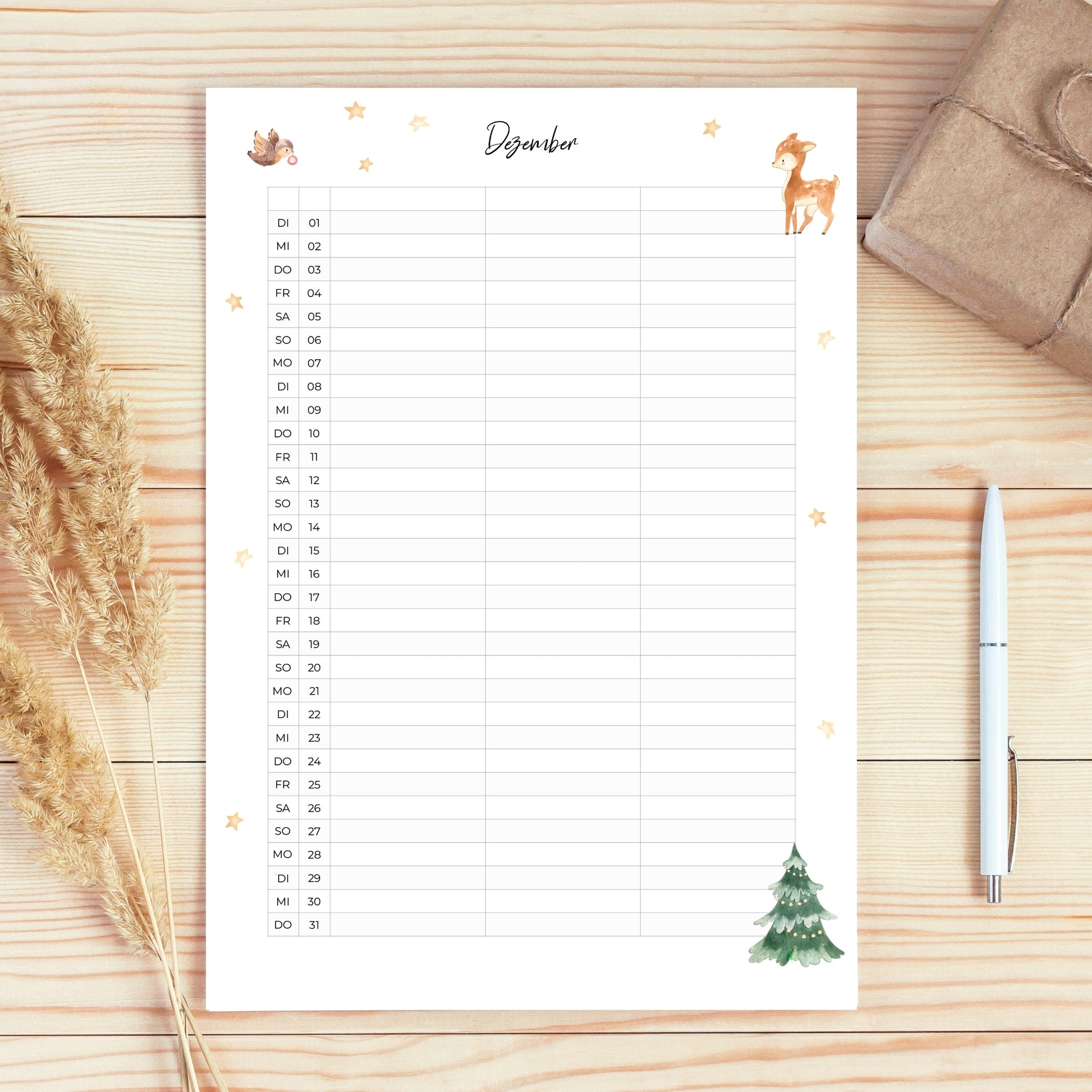 Familienkalender 2026 zum Ausdrucken 3 Spalten zeigt Dezemberblatt mit handgemalten Winterillustrationen, umgeben von Stift und Geschenkbox auf Holzoberfläche.