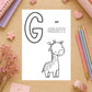 Tierisches Alphabet – Ausmalbilder zum Ausdrucken: Flachlage mit Buchstaben G, Giraffe-Ausmalbild, pastellfarbene Notizbücher, Bleistifte, Radiergummis, Blumen und Zubehör auf Holztisch.