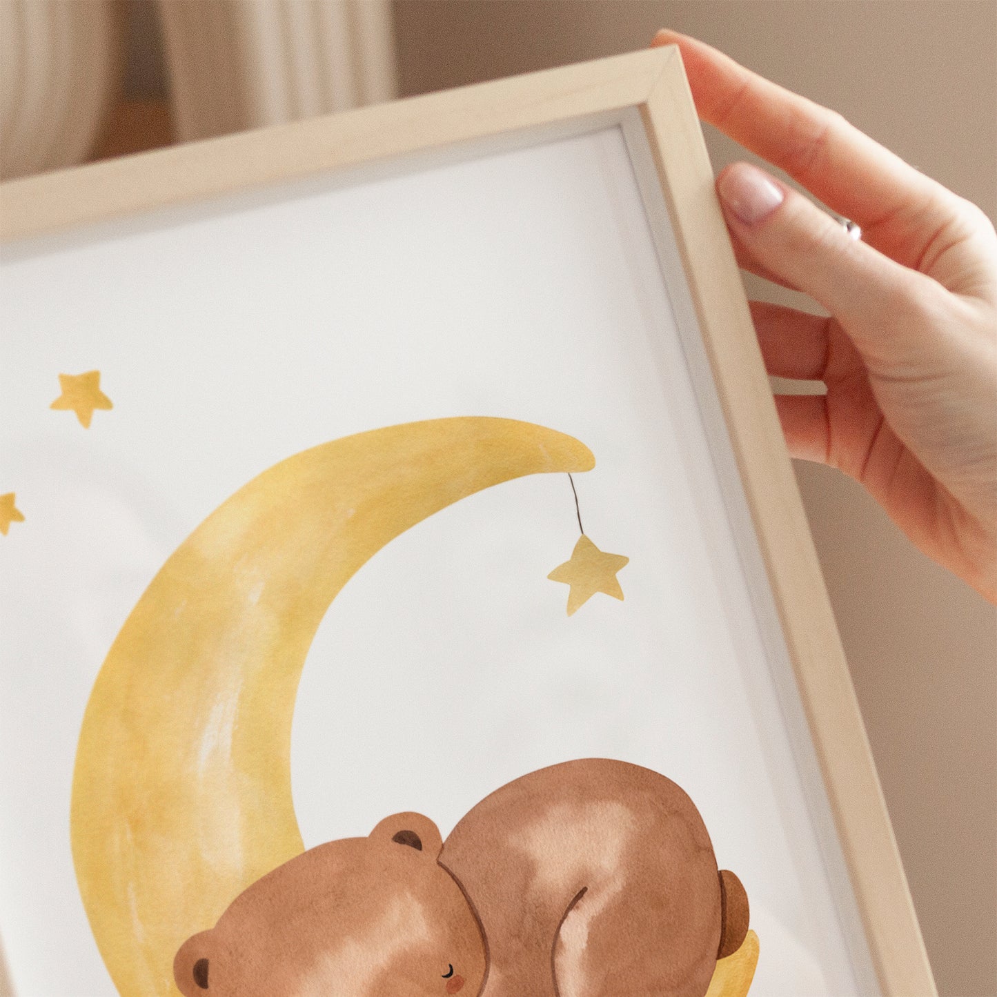 Poster Bär auf dem Mond A4 & A3, zeigt einen Bären, der auf dem Mond sitzt. Gedruckt auf mattem Naturpapier, ideal für Kinderzimmerdekoration.