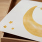 Poster Bär auf dem Mond A4 & A3, zeigt einen Bären, der auf einem Mond sitzt. Gedruckt auf mattem 300g Naturpapier, ideal für Kinderzimmer.