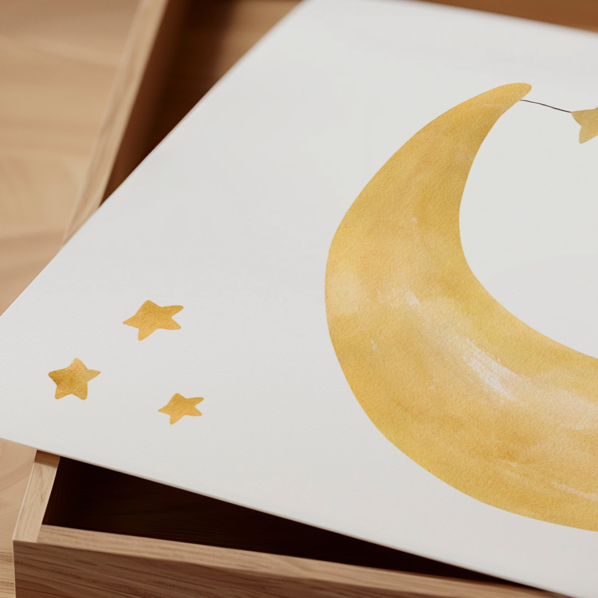 Poster Bär auf dem Mond A4 & A3, zeigt einen Bären, der auf einem Mond sitzt. Gedruckt auf mattem 300g Naturpapier, ideal für Kinderzimmer.