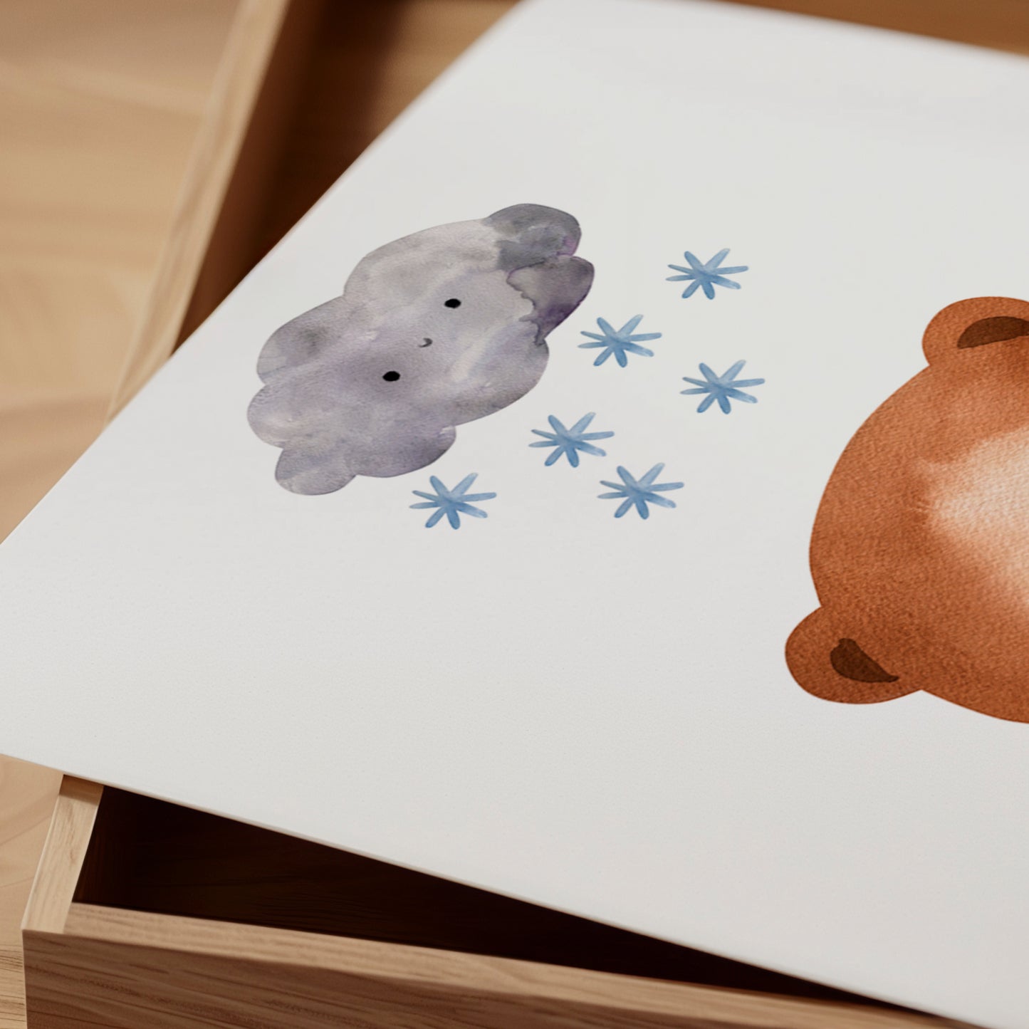 Poster Bär im Schnee A4 & A3: Illustration eines Bären und Schneeflocken auf Holzoptik, ideal für Kinderzimmerdekoration, gedruckt auf hochwertigem, mattem Naturpapier.