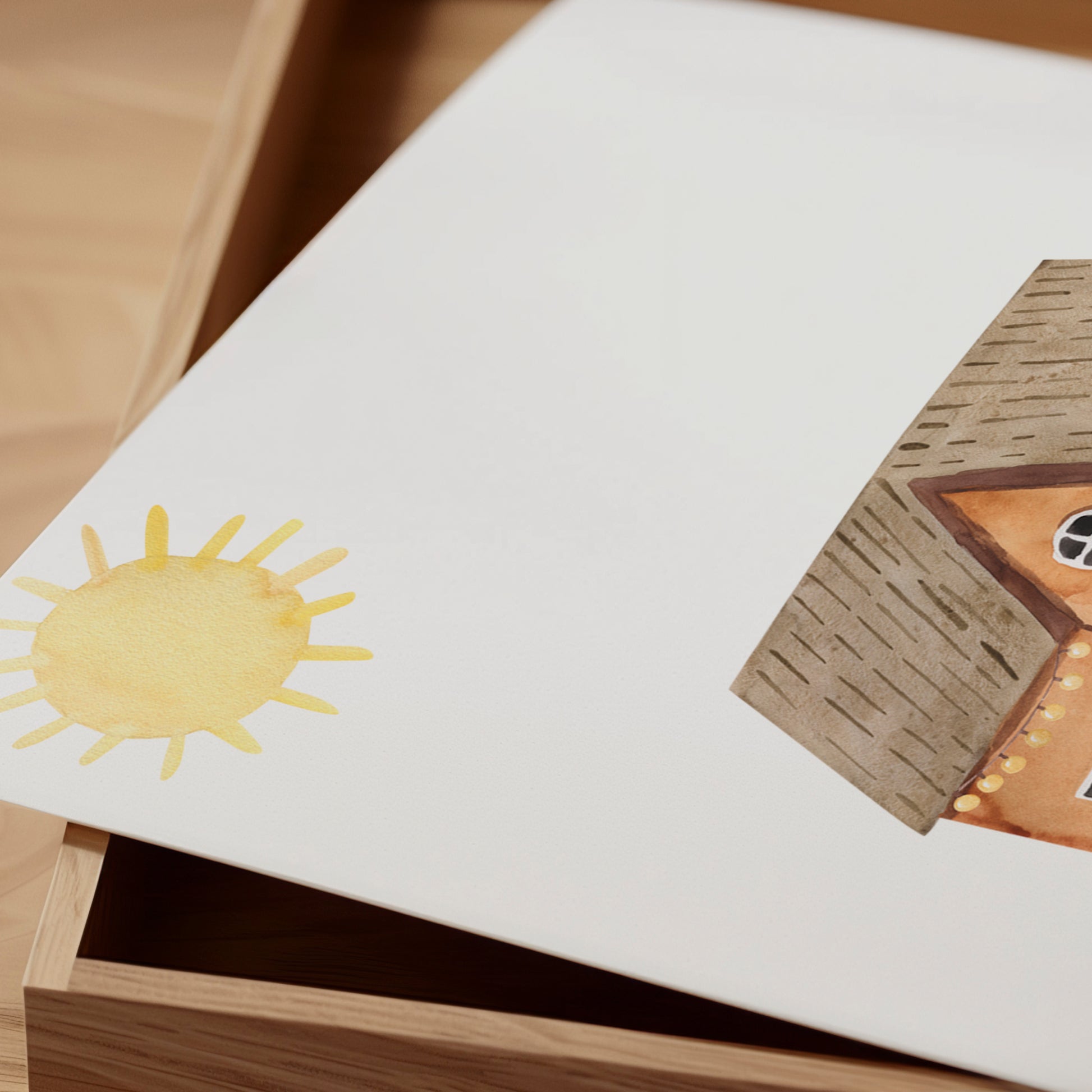 Poster Haus auf Berg A4 & A3: Aquarell-Bild, Haus auf einem Hügel mit grünem Feld, gelber Sonne und Pfad, ideal für Kinderzimmer.