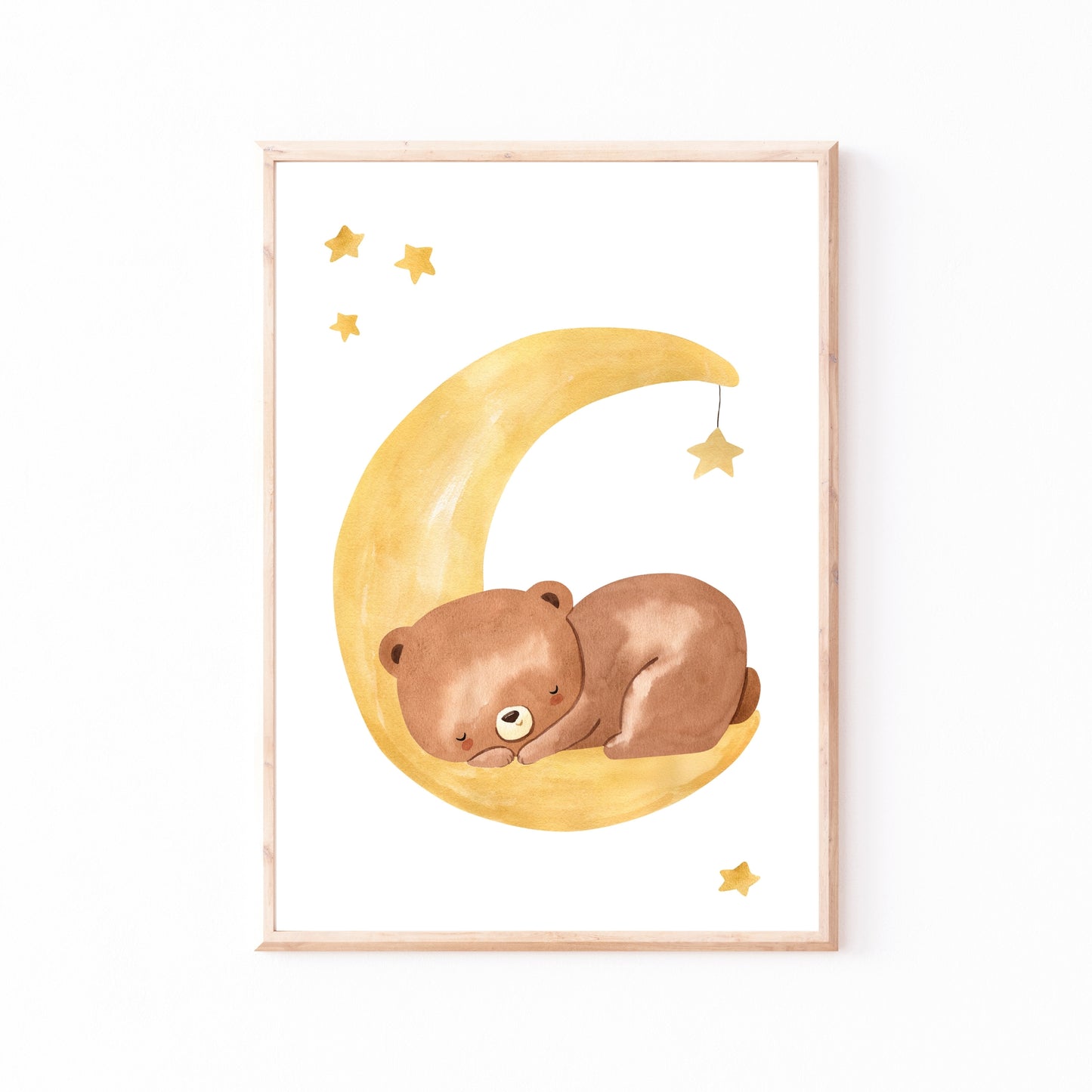 Poster Bär auf dem Mond A4 & A3: Ein handgemaltes Aquarellposter, schlafender Bär auf dem Mond, perfekt für Kinderzimmerdekoration. Auf 300 Gramm Naturpapier matt.