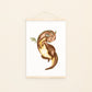 Poster Drache fliegt A4 & A3: Handgemaltes Drachenbaby fliegt, ideal für Kinderzimmerdeko. Hochwertiges, mattes 300g Naturpapier. Verfügbar in A4 und A3. An Bildleiste