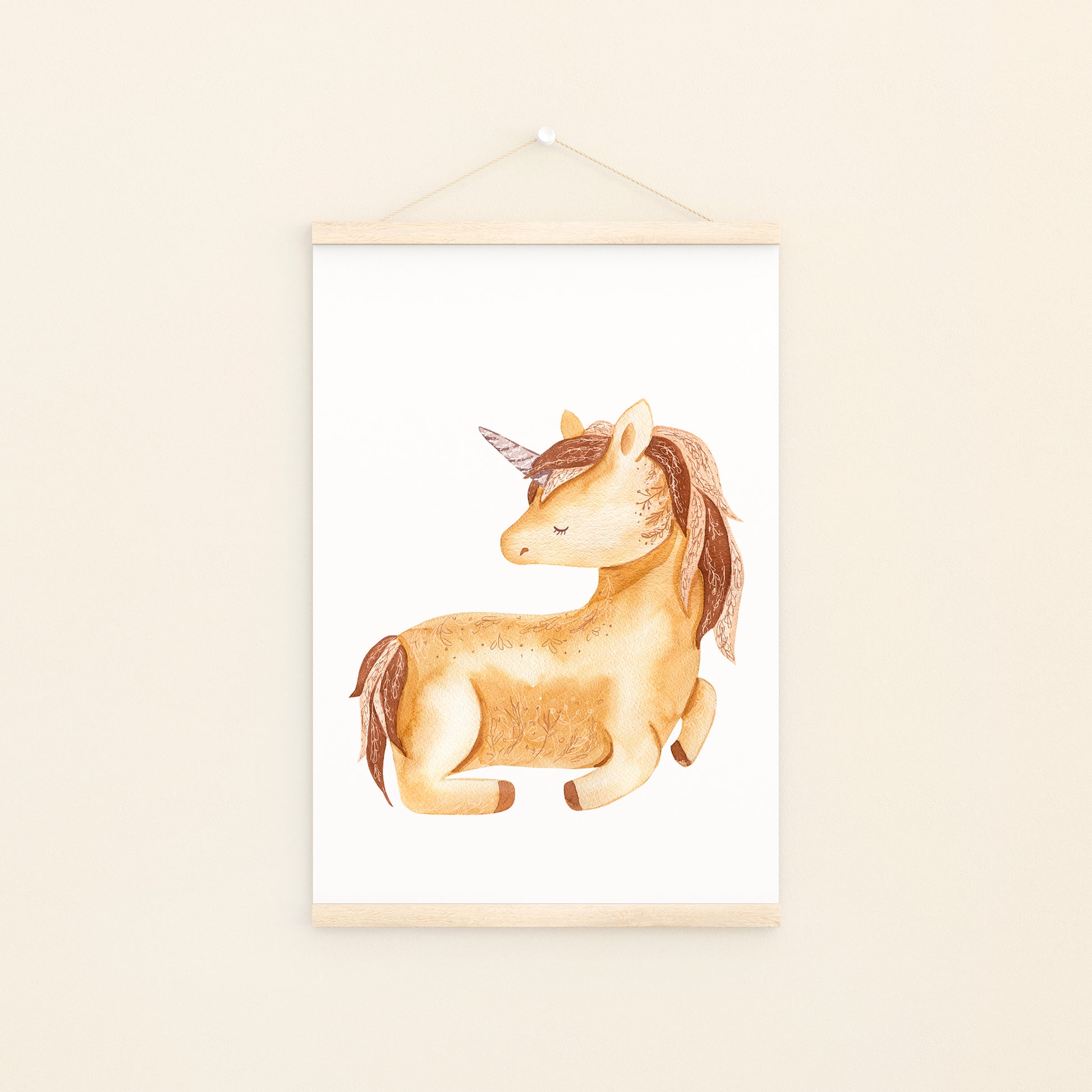 Poster Einhorn Boho A4 & A3: Detailreiche handgezeichnete Einhorn Illustration im Aquarellstil auf hochwertigem, mattem 300g Naturpapier, ideal für Kinderzimmer. An Bildleiste