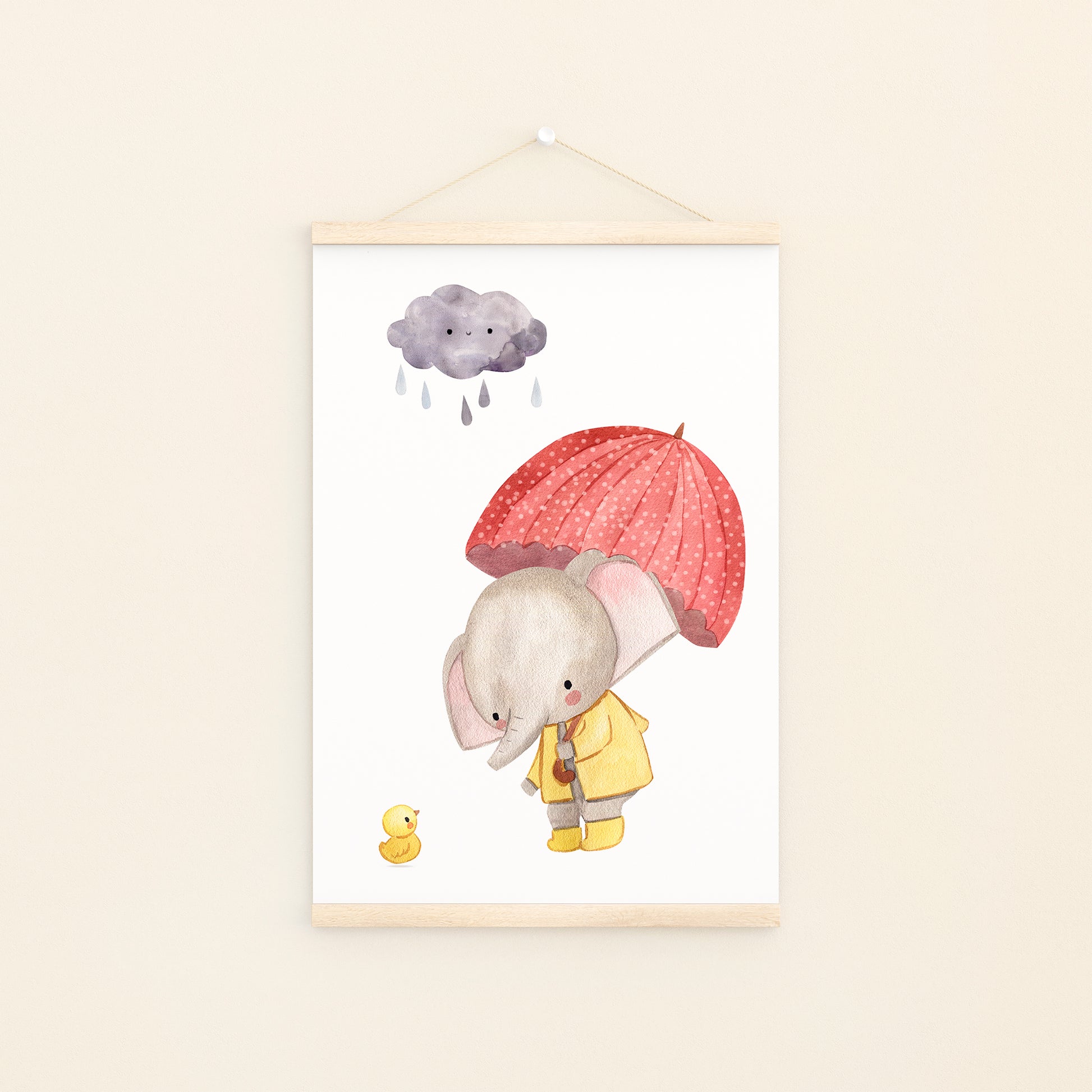 Poster Elefant mit Regenschirm A4 & A3 zeigt einen Elefanten und ein Entchen im Regen, ideal für Kinderzimmerdekoration, auf hochwertigem, mattem Naturpapier gedruckt.