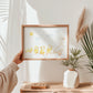 Person häöPoster Entenparade A4 & A3: Illustration einer Entenfamilie mit detaillierten Zeichnungen von Enten und Entenküken, perfekt als Kinderzimmerdekoration. Gedruckt auf hochwertigem, mattem Naturpapier. 