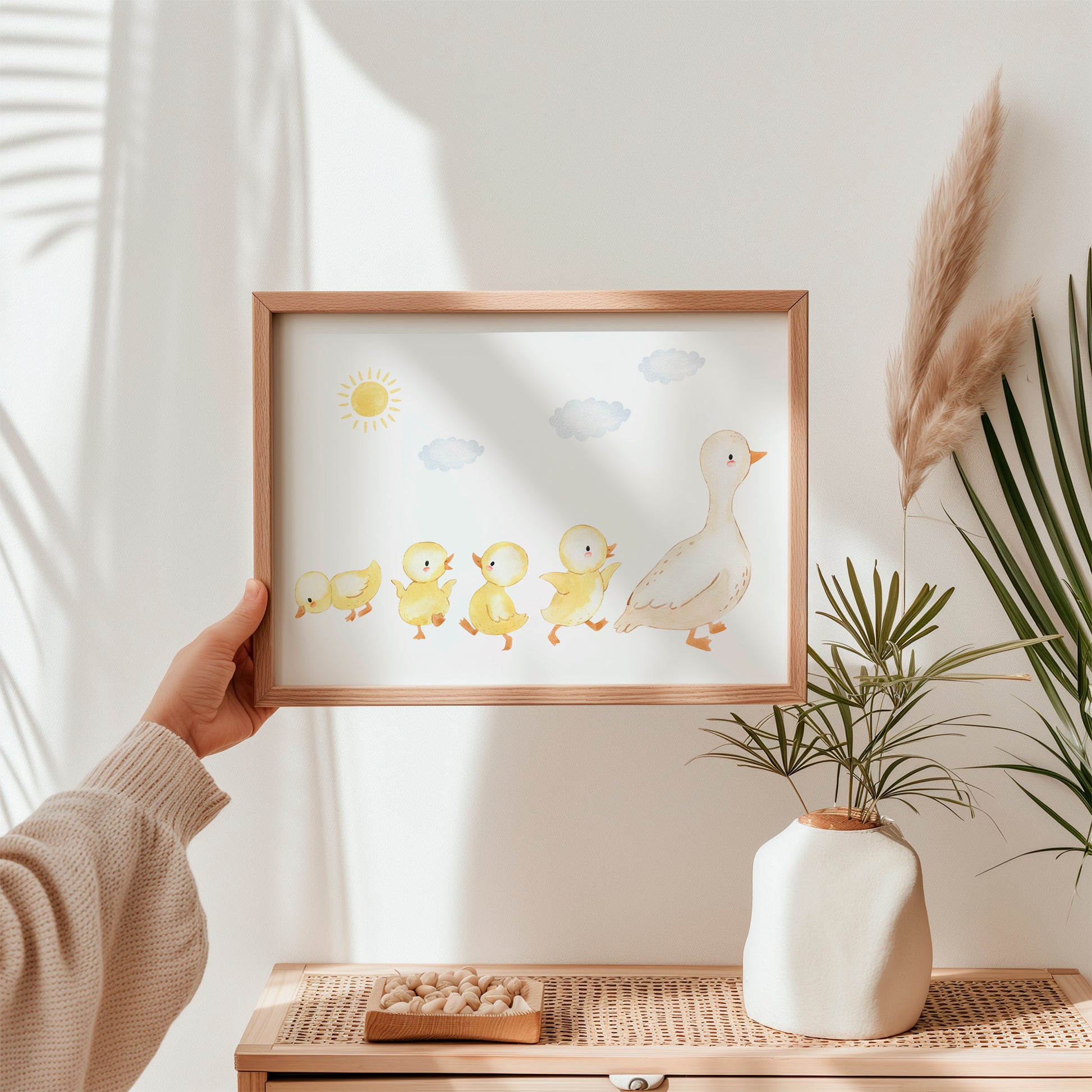 Person häöPoster Entenparade A4 & A3: Illustration einer Entenfamilie mit detaillierten Zeichnungen von Enten und Entenküken, perfekt als Kinderzimmerdekoration. Gedruckt auf hochwertigem, mattem Naturpapier. 