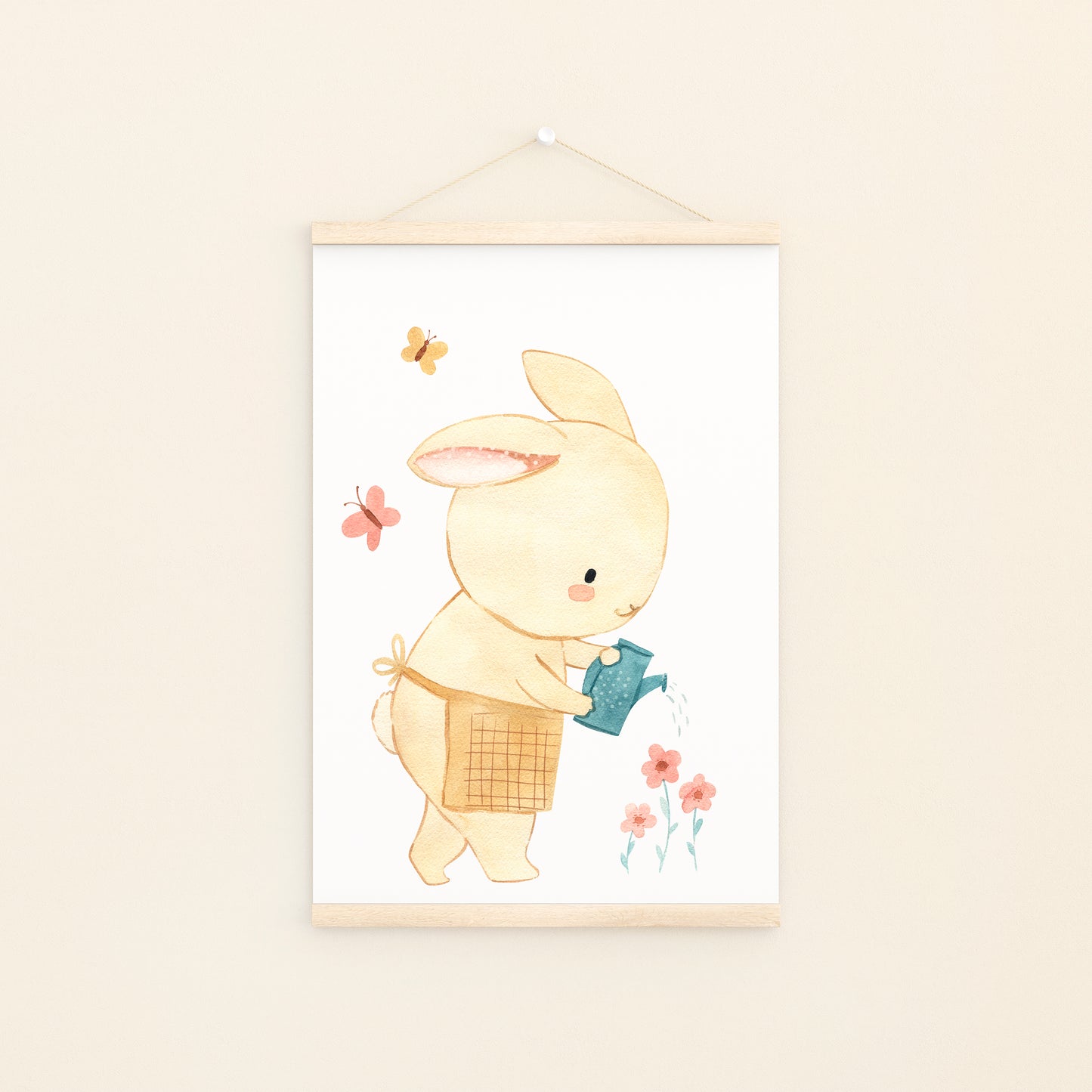 Poster Hase im Garten A4 & A3: Aquarell Hase gießt Blumen. Perfekt als fröhliche Kinderzimmerdeko oder Geschenk, auf hochwertigem Naturpapier gedruckt. An Bildleiste