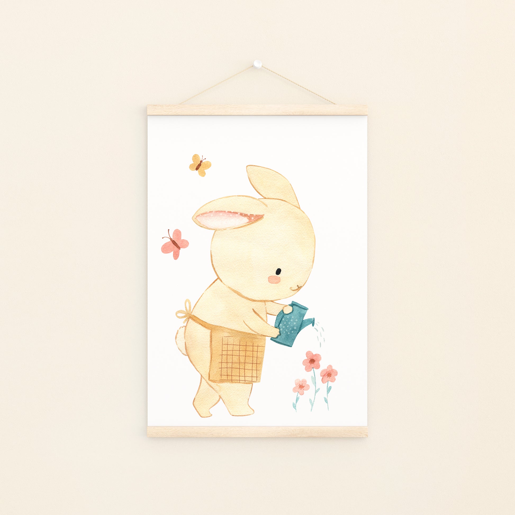 Poster Hase im Garten A4 & A3: Aquarell Hase gießt Blumen. Perfekt als fröhliche Kinderzimmerdeko oder Geschenk, auf hochwertigem Naturpapier gedruckt. An Bildleiste