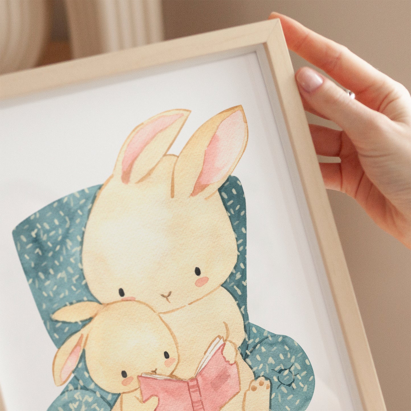 Poster Hase liest vor A4 & A3 zeigt niedliche Hasen im Lesesessel. Ideal für Kinderzimmerdeko, gedruckt auf hochwertigem, mattem Naturpapier, erhältlich in A4 und A3.