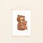 Poster Mama Bär und Baby  A4 & A3: Aquarellzeichnung, Mama Bär umarmt Baby, ideal als Kinderzimmerdeko oder Geschenk, auf hochwertigem, mattem Naturpapier gedruckt. An Blidleiste