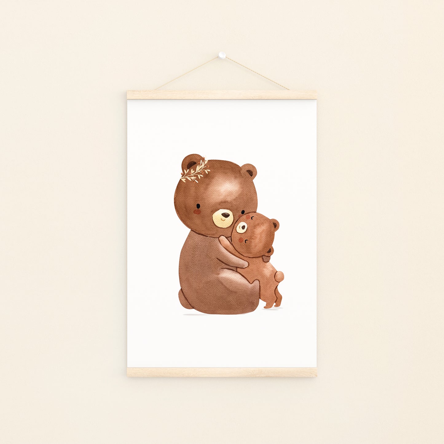 Poster Mama Bär und Baby  A4 & A3: Aquarellzeichnung, Mama Bär umarmt Baby, ideal als Kinderzimmerdeko oder Geschenk, auf hochwertigem, mattem Naturpapier gedruckt. An Blidleiste