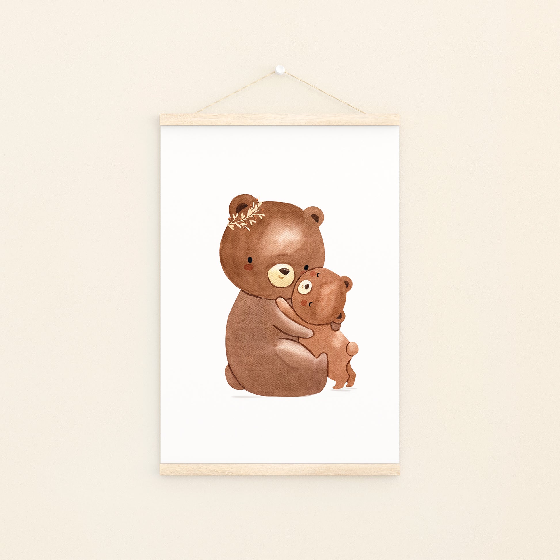 Poster Mama Bär und Baby  A4 & A3: Aquarellzeichnung, Mama Bär umarmt Baby, ideal als Kinderzimmerdeko oder Geschenk, auf hochwertigem, mattem Naturpapier gedruckt. An Blidleiste