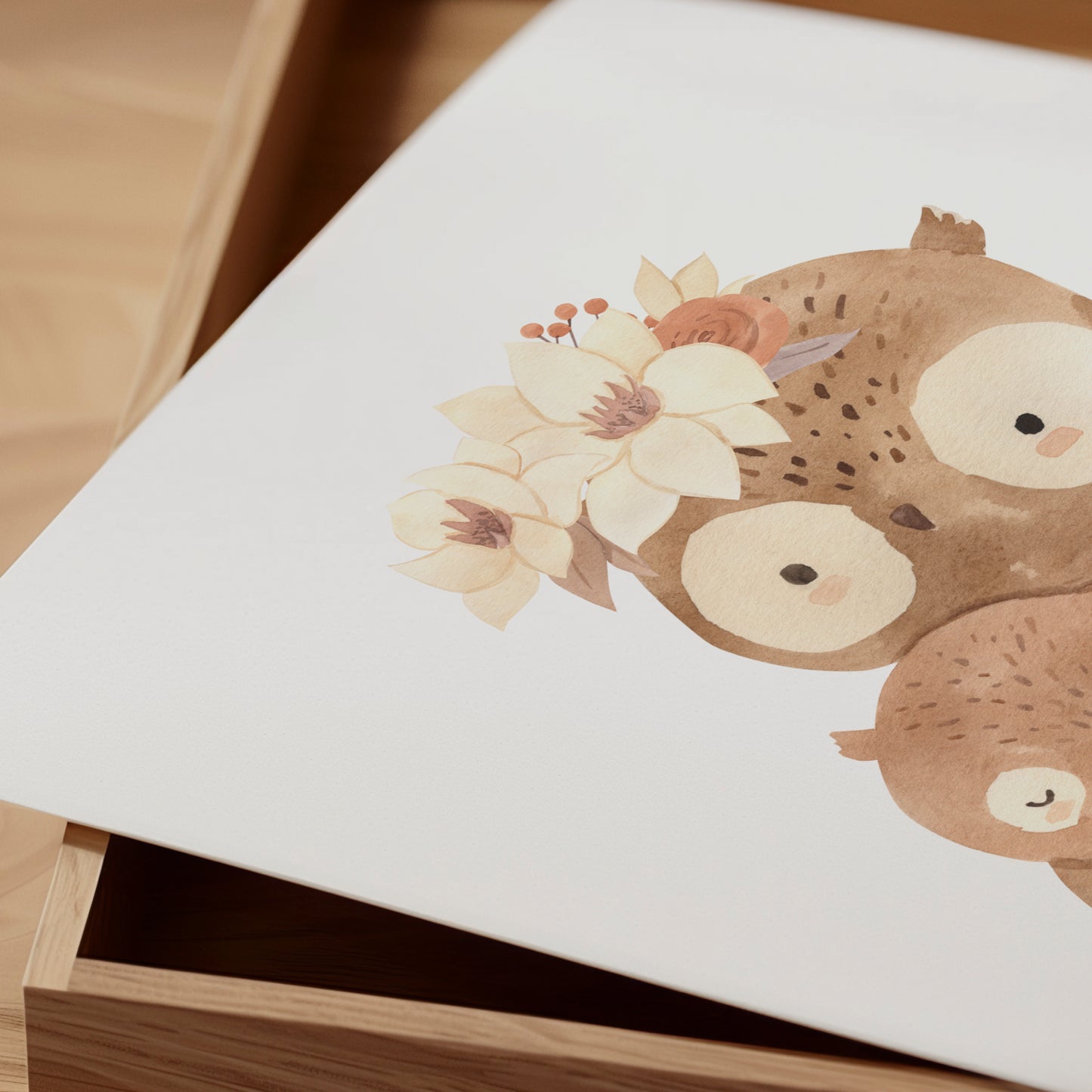 Poster Mama Eule A4 & A3: Handgezeichnetes Poster mit einer Eulenmutter und ihren Babys auf einem Ast, mit Blumenkranz. Ideal für das Kinderzimmer.
