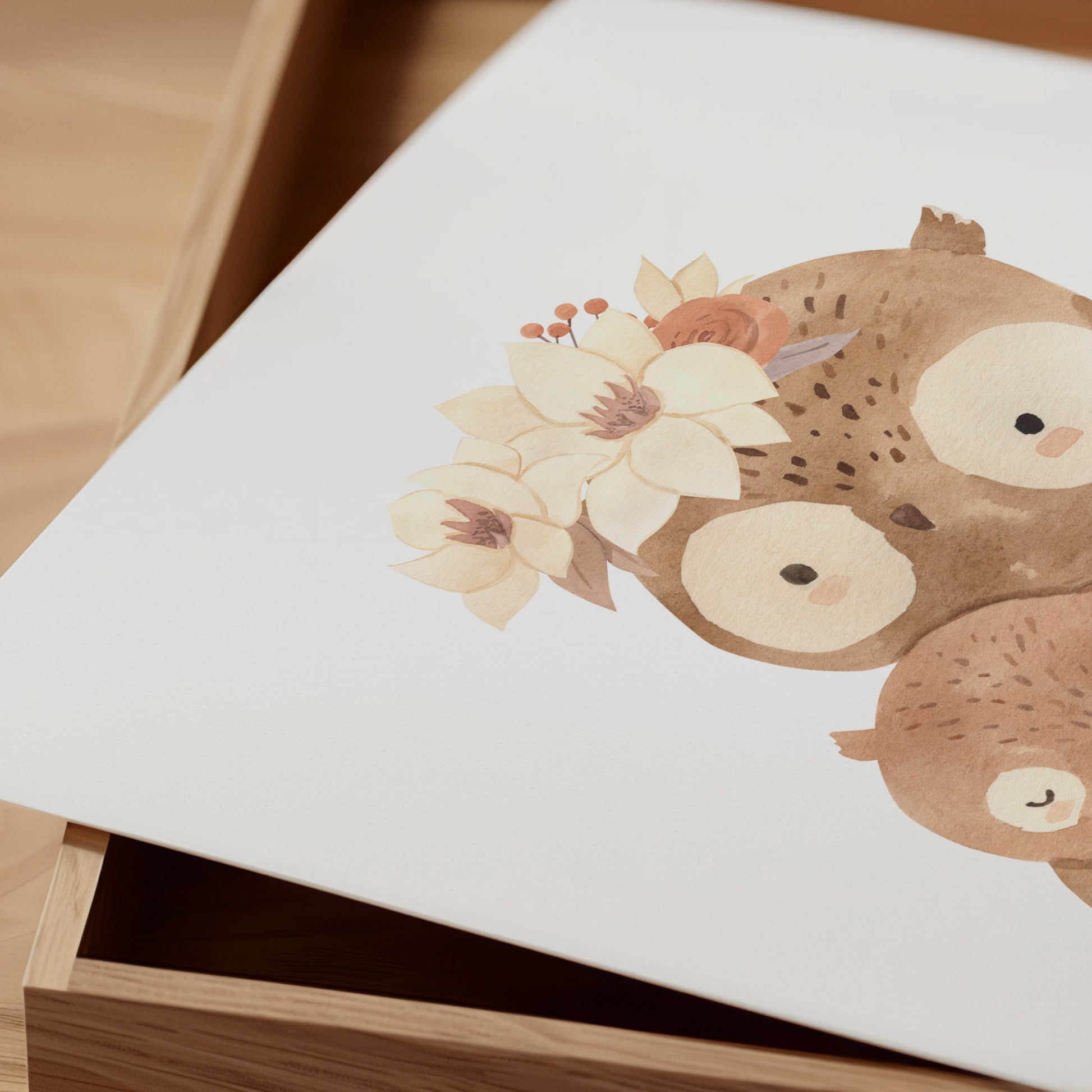Poster Mama Eule A4 & A3: Handgezeichnetes Poster mit einer Eulenmutter und ihren Babys auf einem Ast, mit Blumenkranz. Ideal für das Kinderzimmer.