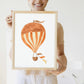 Person hält Poster Heißluftballon Retro A4 & A3: Heißluftballon mit weißem Streifen und Fahne, auf hochwertigem, mattem Naturpapier gedruckt, ideal für Kinderzimmerdeko.