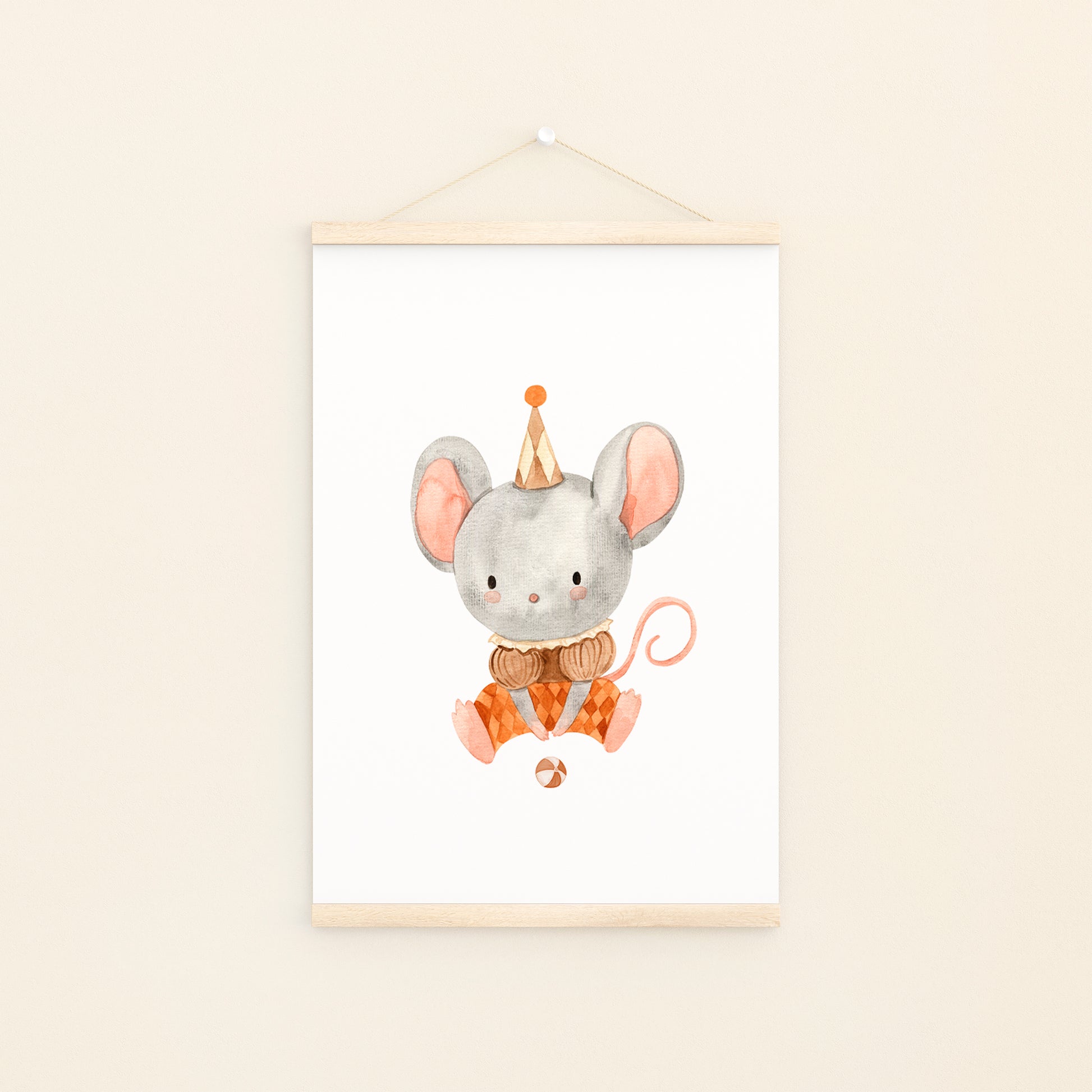 Poster Maus mit Ball A4 & A3, handgemalt, illustriert: Eine niedliche Vintage Zirkus Maus mit Partyhut, Kragen und einem Ball, ideal für Kinderzimmer. An Bildleiste