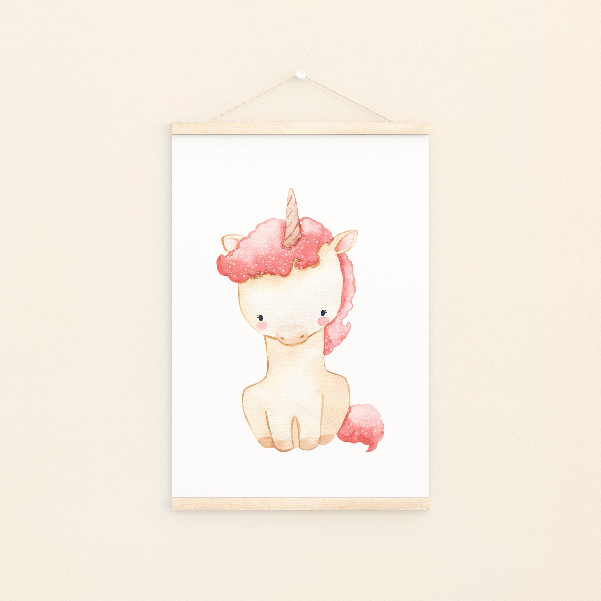 Poster Einhorn mit Sternen A4 & A3: Handgezeichnetes, detailreiches Einhorn-Illustration in Aquarell auf hochwertigem, mattem 300g Naturpapier, perfekt für Kinderzimmer-Dekoration. An Bildleiste