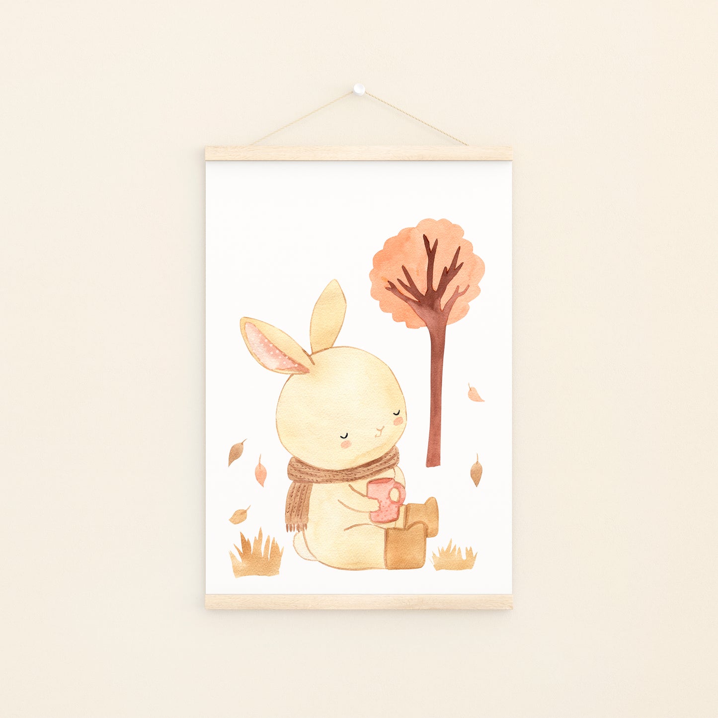 Poster Hase mit Tee & Herbstlaub in A4 und A3, ideal für Kinderzimmerdekoration. Gedruckt auf hochwertigem 300g Naturpapier, ohne Rahmen erhältlich.