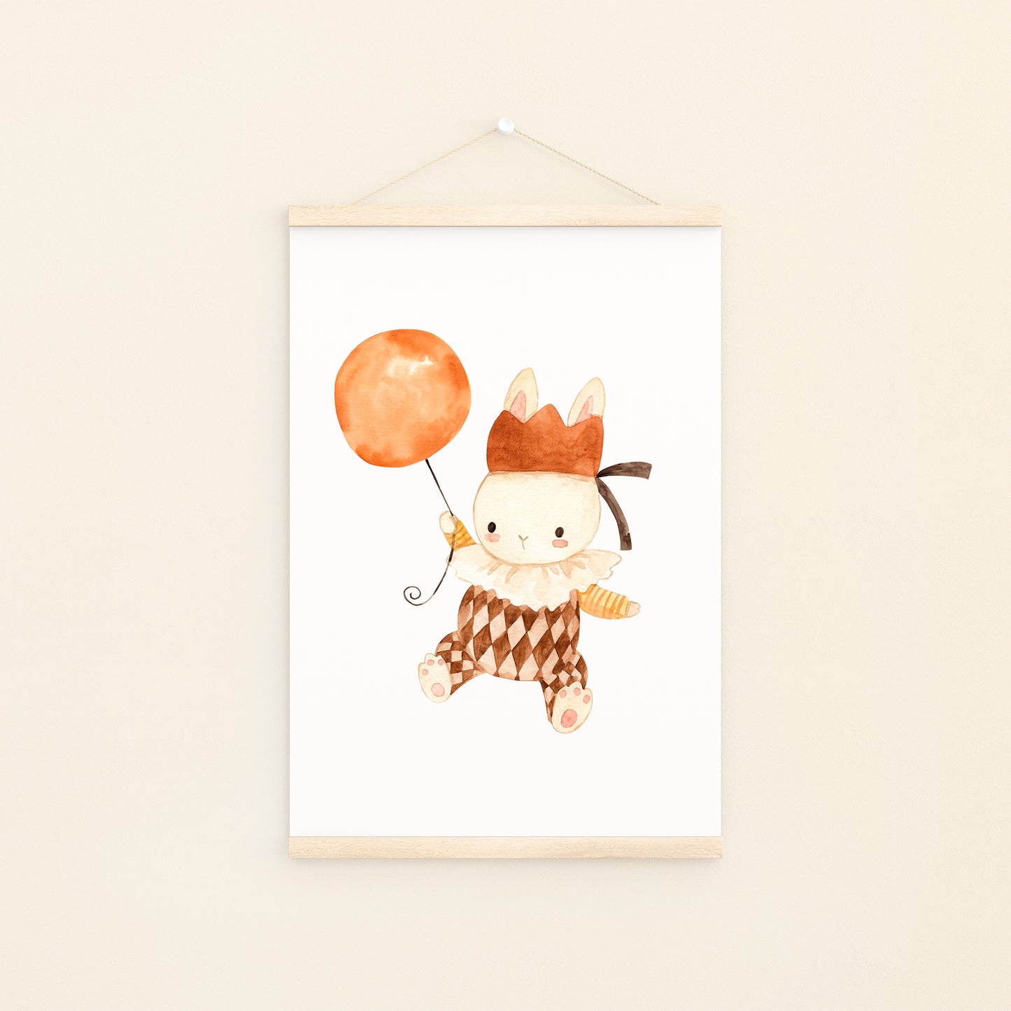 Poster Hase mit Ballon A4 & A3: Hase, der einen Ballon hält, gedruckt auf hochwertigem, mattem 300g Naturpapier. Perfekt für Kinderzimmerdeko. An Bildleiste