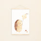 Poster Igel mit Drachen A4 & A3 zeigt eine detaillierte Illustration eines Igels, der einen Drachen hält, ideal für Kinderzimmerdekoration. Gedruckt auf hochwertigem, mattem Naturpapier.