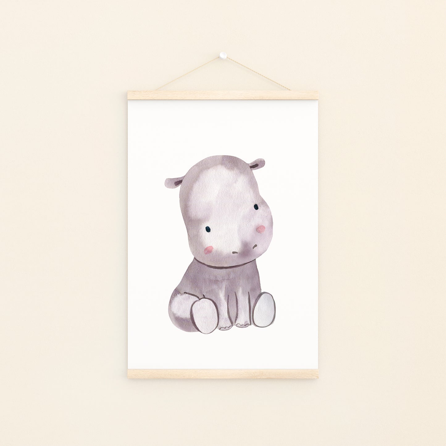 Poster Flusspferd A3 & A4: Illustration eines niedlichen Baby-Flusspferds auf hochwertigem, mattem Naturpapier, ideal für Kinderzimmerdeko oder als Geschenk.