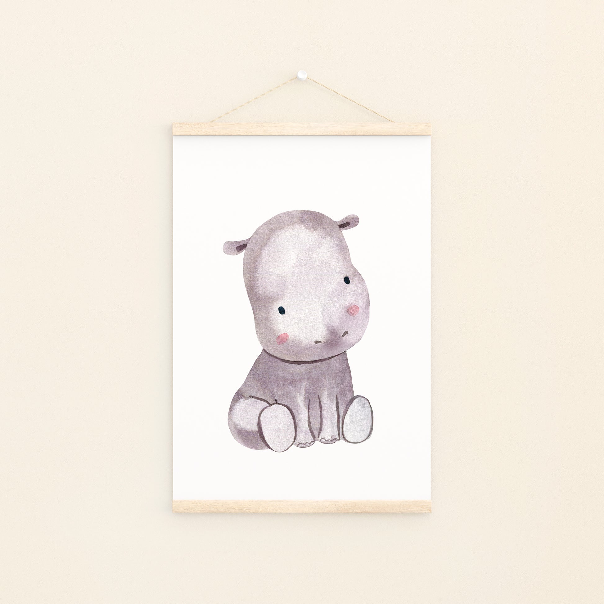 Poster Flusspferd A3 & A4: Illustration eines niedlichen Baby-Flusspferds auf hochwertigem, mattem Naturpapier, ideal für Kinderzimmerdeko oder als Geschenk.