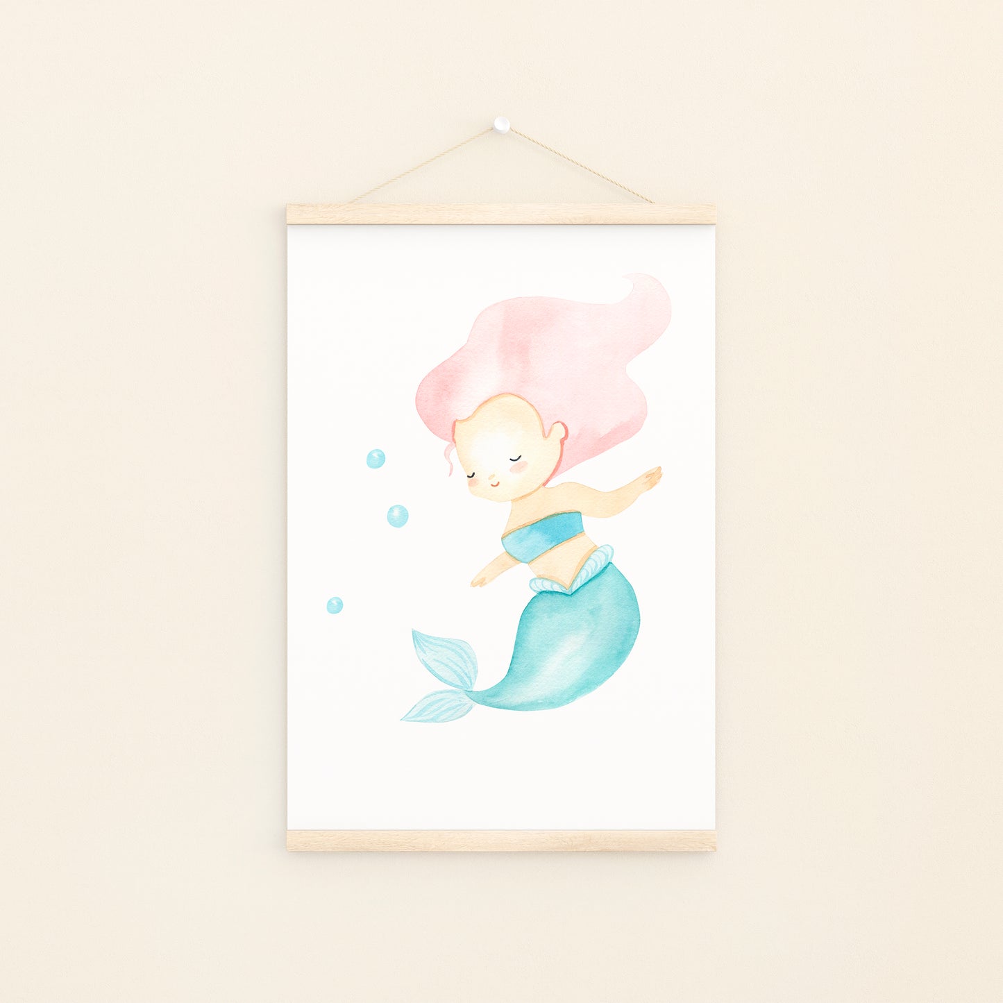 Poster Meerjungfrau rosa A3 & A4: Aquarellillustration einer cartoonhaften Meerjungfrau, ideal als Kinderzimmerdeko. Gedruckt auf hochwertigem, mattem 300g Naturpapier.