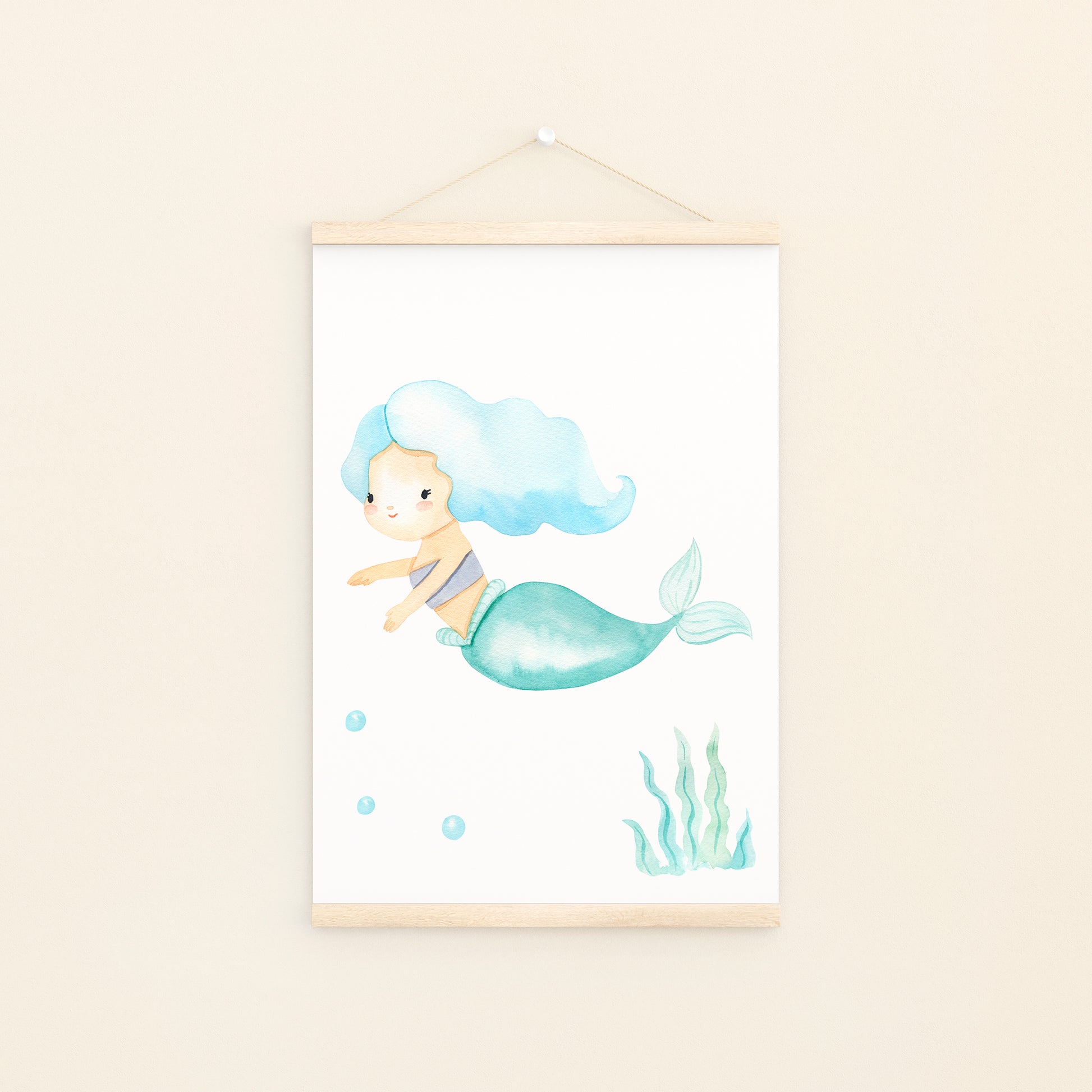 Poster Meerjungfrau türkis A3 & A4 zeigt eine bezaubernde Aquarell-Meerjungfrau, ideal als Kinderzimmerdeko. Gedruckt auf hochwertigem Naturpapier.